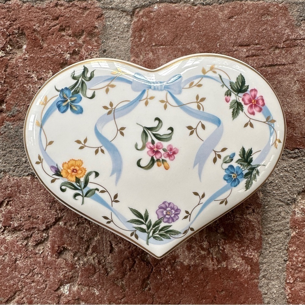 Christopher Stuart Floral Ribbon Y1516 Fine Bone China Heart Trinket Box